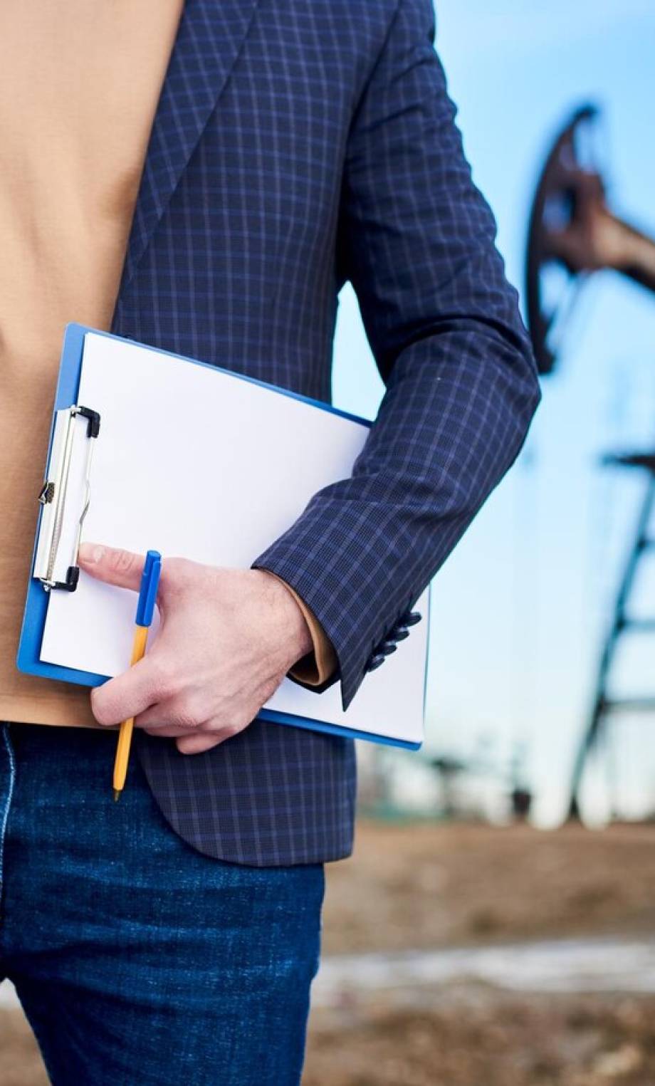 cropped-snapshot-inspector-oil-field-holding-folder-notes-helmet_651396-1824